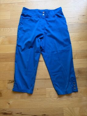 Tail Blue Capri Pants with Button Detail